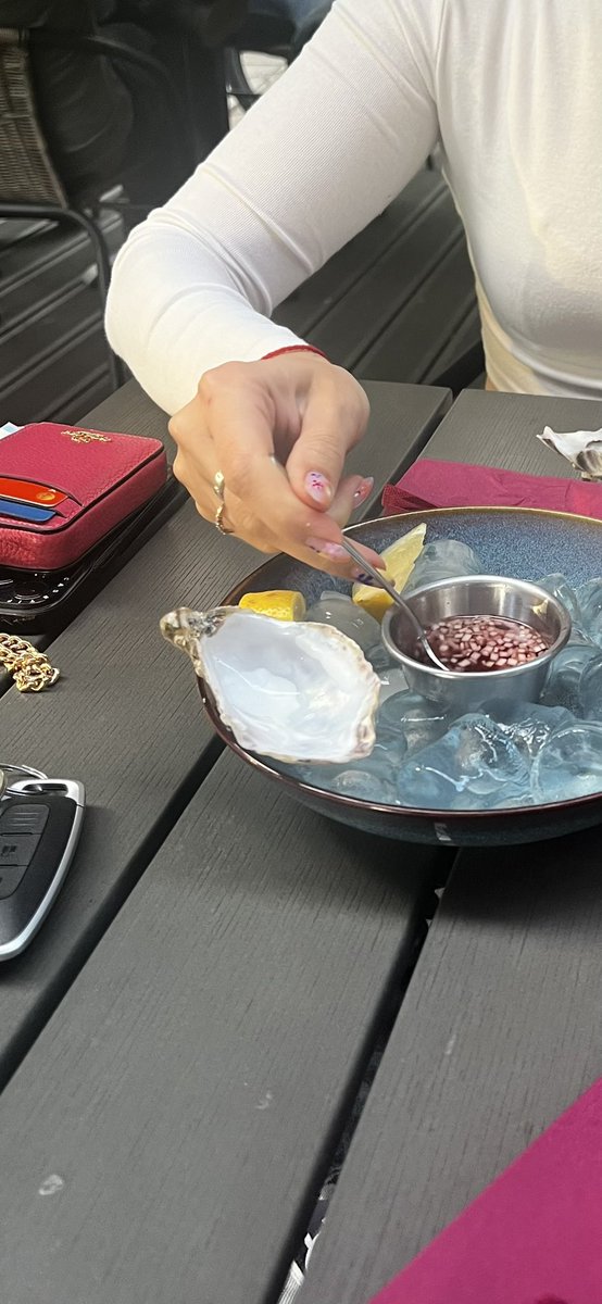 Ko nozīmē influenceris darbībā. Pļāpājām ar <a href="/_skabarga/">Sintija</a> par dažādiem gastronomiskie baudījumiem un es atzinos, ka nekad neesmu ēdusi austeres. Viņa pabrīnījās, ka nevienu tādu kā mani nepazīstot un 2h vēlāk viņa atkal jau var teikt to pašu.