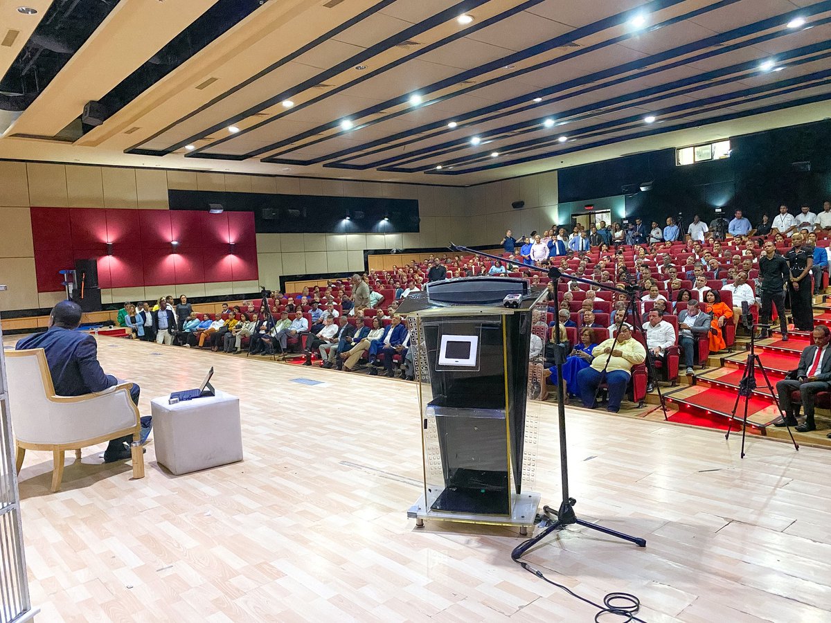 Quiero expresar mi más sincero agradecimiento a las autoridades universitarias, especialmente al señor rector de la <a href="/UniversidadUASD/">Universidad UASD</a> y a todos los presentes, desde académicos, cientistas sociales, representantes de organismos multilaterales, hasta mis queridos ministros,