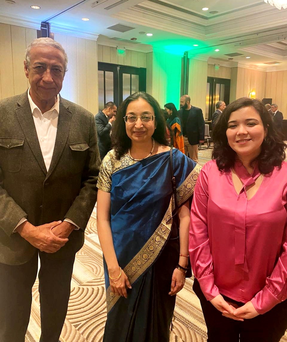 🇮🇳🎉 Celebrando los 78 años de independencia de #India en #Santiago junto a Mabel Zapata, coordinadora de Cooperación Internacional de la  <a href="/autonomadechile/">Universidad Autónoma de Chile</a>. Un honor estar en la recepción de la Embajada de la India. ¡La diversidad cultural nos une! 🌍✨ #IndiaEnSantiago