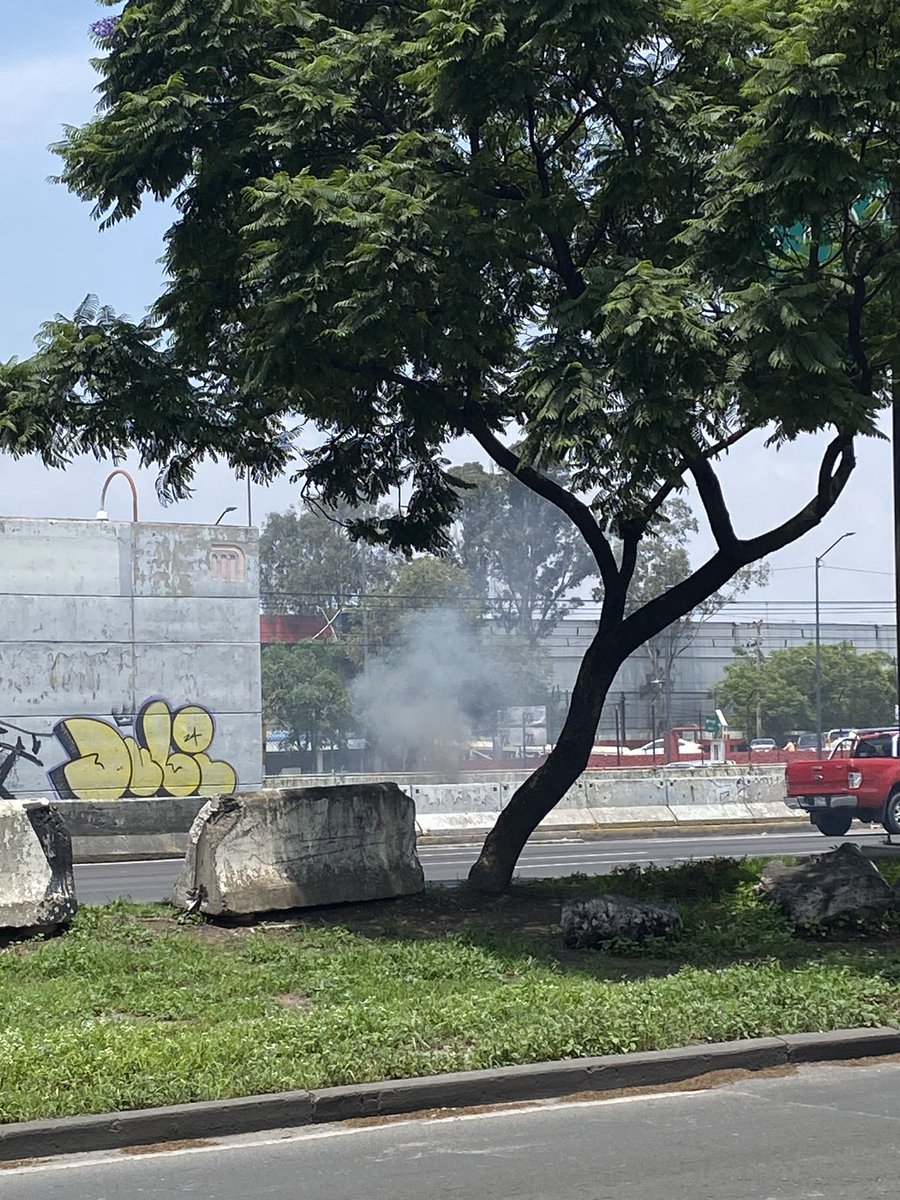 Gaby_ysla's tweet photo. Se están quemando cables del metro de la línea A. Metro férreo. Entre la estación Telpacates y Gelatao. @MetroCDMX @Claudiashein https://t.co/FJ3JCHAI4b