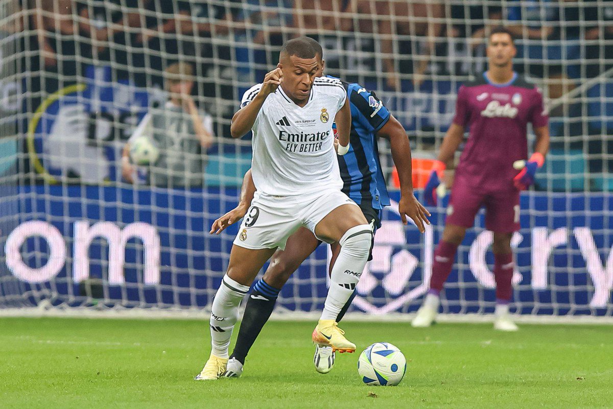 eldesmarque's tweet photo. El sueño se hace realidad.

Kylian Mbappé debuta con el Real Madrid.