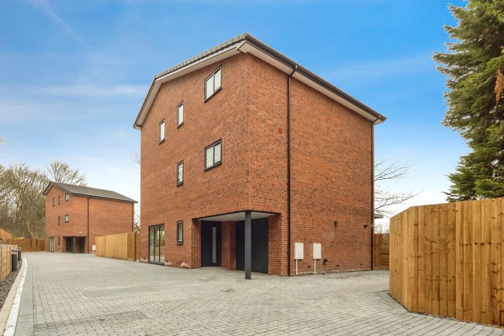 TinyGrandstands's tweet photo. I was scoffed at by a careers advisor at School. I wanted to be an architect. To be an architect you apparently needed straight A's. Though the maximum I could get was C's. Despite this, I can assure you that I could probably shit out a better design than this monstrosity! https://t.co/YhTDEnm8NZ