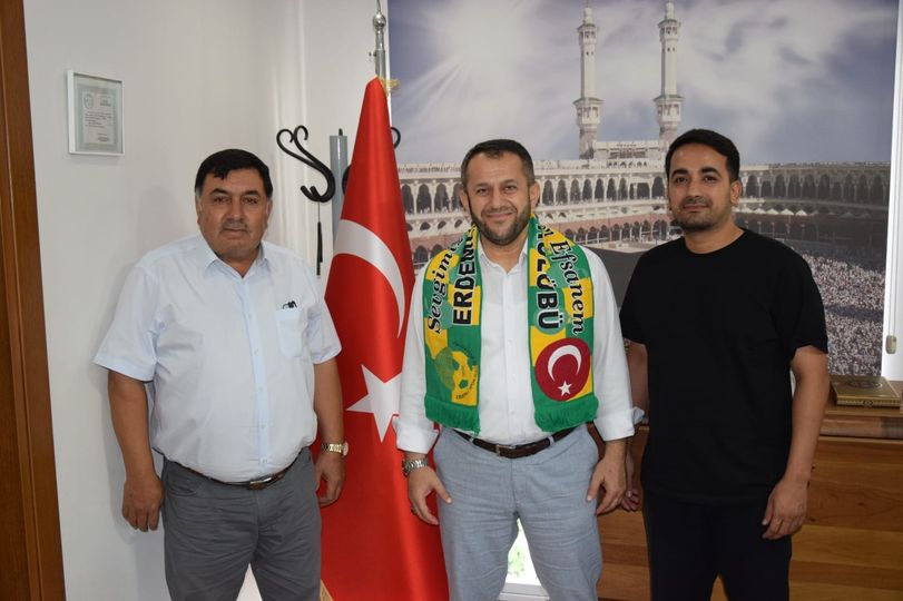 Erdemli ilçe Müftüsü olarak göreve başlayan İbrahim Yiğit’i Erdemli Spor Kulübü Başkanı Mehmet Morgül makamında ziyaret ederek hayırlı olsun dileklerini ilettiler.
Ziyaretten duyduğu memnuniyeti ifade eden İlçe Müftüsü Yiğit, Başkan Morgül'e teşekkür etti.