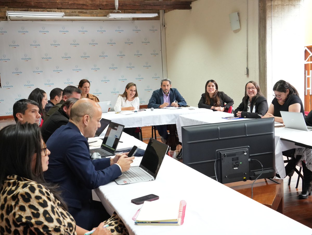 Tras el diálogo con <a href="/nicorso/">Nicolas Corso S</a> pdte. de <a href="/CISA_CENTRAL/">CISA Central de Inversiones S.A.</a> y Dir. (e) de <a href="/ANIM_Colombia/">ANIM Agencia Nacional Inmobiliaria</a>, trabajaremos en pro de la nueva visión del #GobiernoDelCambio de potenciar la presencia territorial con enfoque de soluciones habitacionales en distintas modalidades y poblaciones #HábitatIntegral