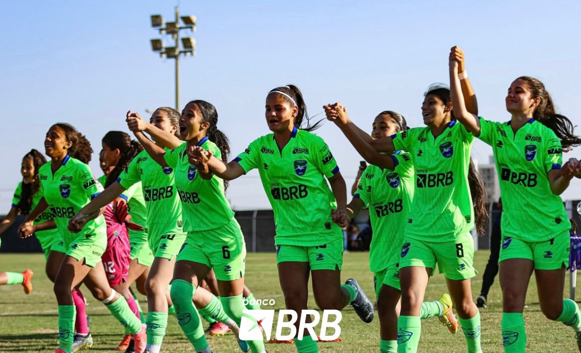 minasbrasiliaff's tweet photo. A união leva à vitória. 🙏

#mbff #futebolfeminino #respeitaasminas https://t.co/cP9ItuxVef