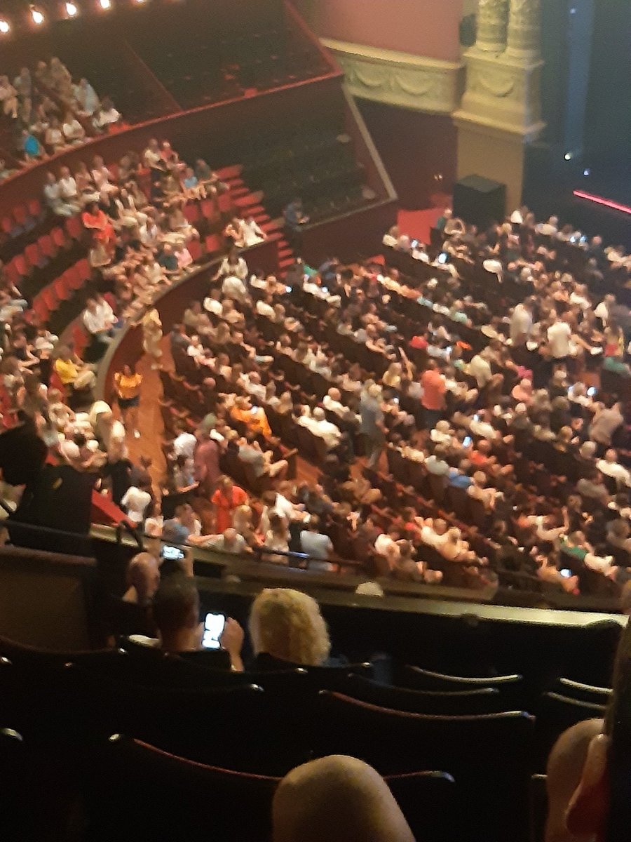 Wij zijn zondag naar Hans Klok geweest. Een mooie show.  Helaas niet uitverkocht in Carré.