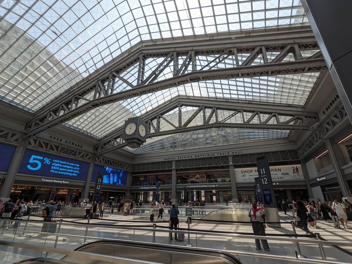 4ft8n1half's tweet photo. I'll be honest, I like 30th Street in Philadelphia a lot more. It's nice but cell service is annoyingly bad even in the fairly open concourse. https://t.co/JOEqKmEiu9