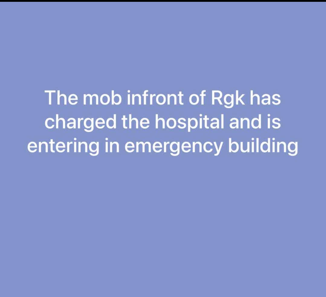 AzmidoThymidine's tweet photo. RG Kar is being attacked by a mob of 1000s on the night of INDEPENDENCE! This is happening right under the eyes of the officials. Students and residents are scared for their lives and they're apparently here to vandalize the floor of the crime scene! #rgkarincident #KolkataDoctor https://t.co/HGHpTixrvN