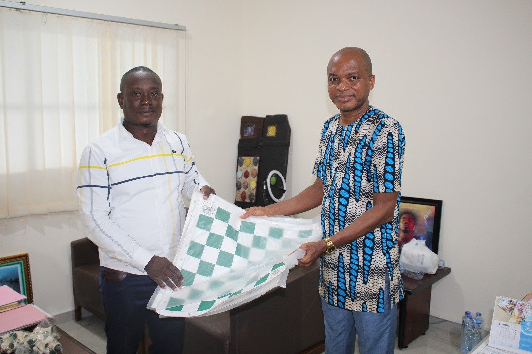 AMEWOUNOUJ21301's tweet photo. Par un don de deux échiquiers GoC, je dis un grand merci à la radio Pyramide FM de Lomé/ Togo qui s'est donnée pour mission de couvrir les activités sportives de la Fédération Togolaise des Échecs.
Une photo du DG de la radio à droite et moi-même à gauche.@thegiftofchess https://t.co/uhJr4U4vRN