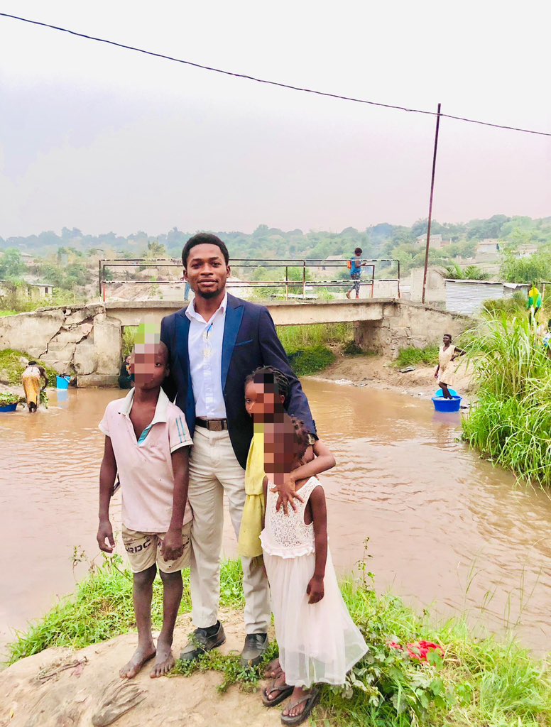 BenTshokuta's tweet photo. Ce n’est pas dans un village mais à Kinshasa. Je m’y suis rendu ce mercredi. Ici, l’eau potable, c’est de l’or. Des enfants de moins de 10 ans sont obligés de transporter jusqu’à 25L.  En plus,c’est le quartier Mpasa juste en face de l’aéroport de N’djili, entrée Camp CETA. https://t.co/lGnXvjpdBV