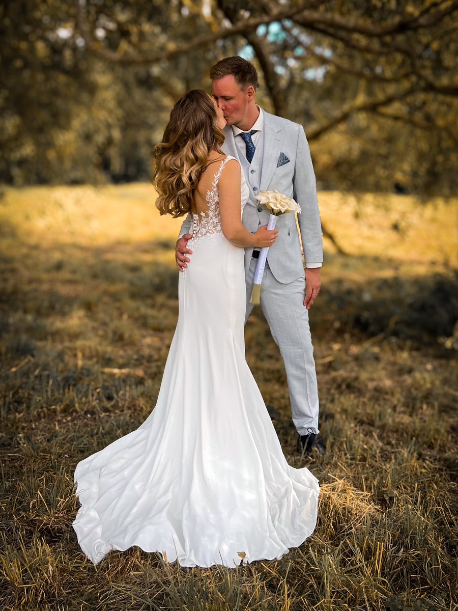 Photo with a mobile before and after I edited it in Lightroom. 
Used the AI depth of field. 
And yes I got married 💍
#mojo #lightroom