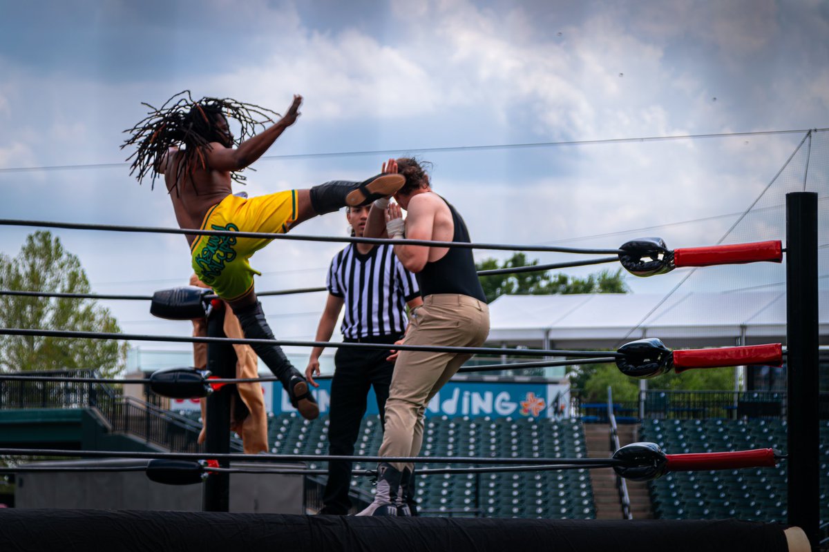 KennyKalypso's tweet photo. Knocking people’s pineapples off their shoulders since 2019

📸 - 🤷🏾‍♂️
📸 - @BlhPhotog1218 
📸 - @edcampos04

#EndOfTheWorldParty #EOTWP #PurpleHaze #MaximusStonePI #ConstellationField #PlanetDread #Kenny #KennyKalypso #FollowYourDreams #IndependentWrestling #TexasWrestling https://t.co/Q57MSxLmcK
