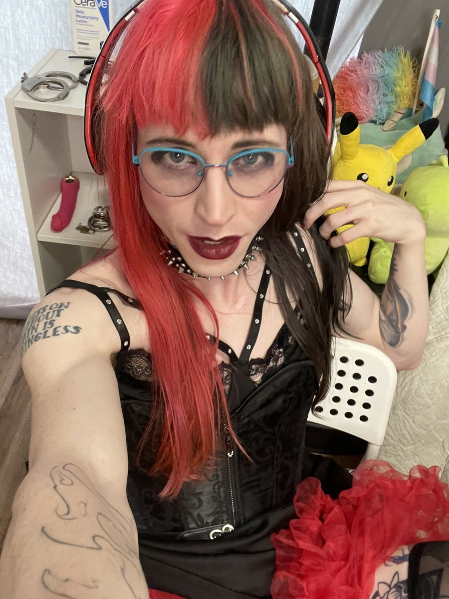 Redalertrose's tweet photo. I'm live right now ❤️🖤 https://t.co/KhjXEP4ZA1