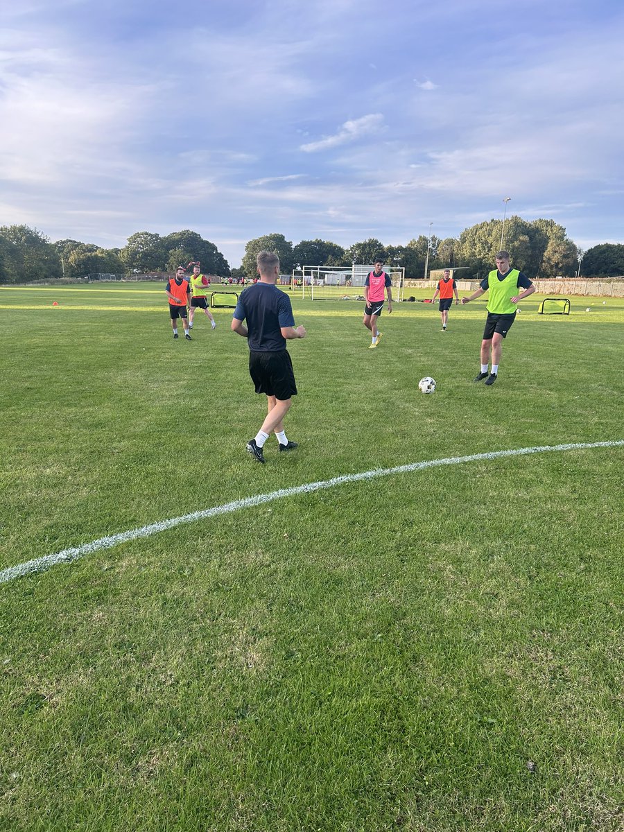 davidgold93's tweet photo. Top session with @EasthousesAFC Helping Marc and Jordan with the squad. 

Great turnout for the session, good workout for everyone involved. ⚽️ 

https://t.co/fTVYLl6KfO https://t.co/iqDyAWgObK