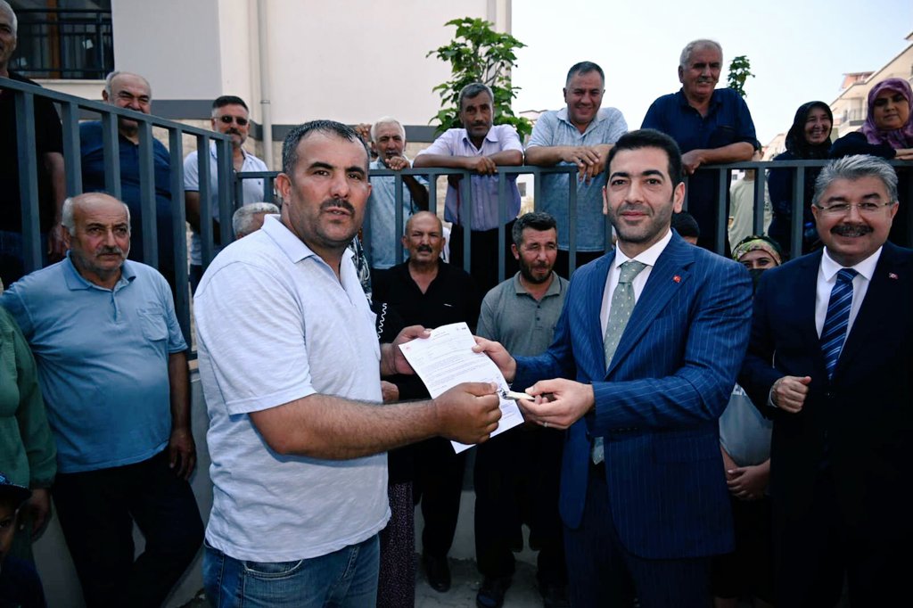 akparti80's tweet photo. Düziçimizde hak sahiplerine TOKİ konutları teslim edildi. İl Başkanımız Sn. M. Sadi Binboğa, Valimiz Sn. Erdinç Yılmaz, Milletvekilimiz Sn. Seydi Gülsoy ve teşkilatlarımızla birlikte katılım sağladığımız törende 60 vatandaşımıza tapu teslimatları yapıldı. https://t.co/qDKKEM3SgK
