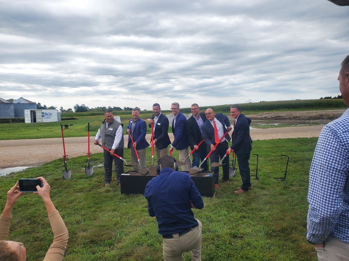 jessie_brophy's tweet image. Celebrating breaking ground of the building that will house the NFARMS digital ag platform with drones and autonomous tractors. "What happens next in agriculture, will happen first in Nebraska." @UNL_IANR @UNLincoln