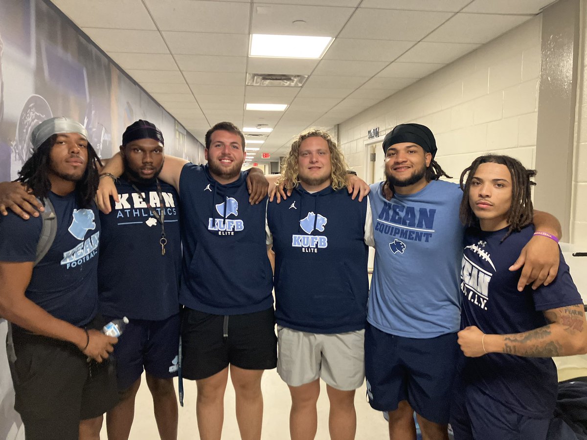 KUFootball212's tweet photo. The Cougars are back on campus!
Time to F.I.G.H.T. and earn it. 💯 https://t.co/feQCn9vHCb