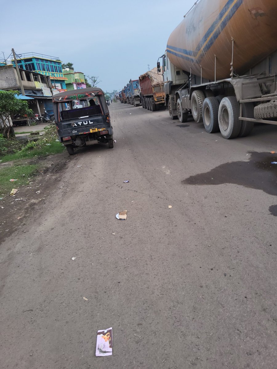 sharojkrrath's tweet photo. Daily life of peoples are completely disrupted due to traffic jam between Banarpal and Talcher on #NH149 since last one week . No path for emergency vehicles also. @angul_dm,@CMO_Odisha ,@nitin_gadkari ,@NHAI_Official https://t.co/MhDQGsIABL