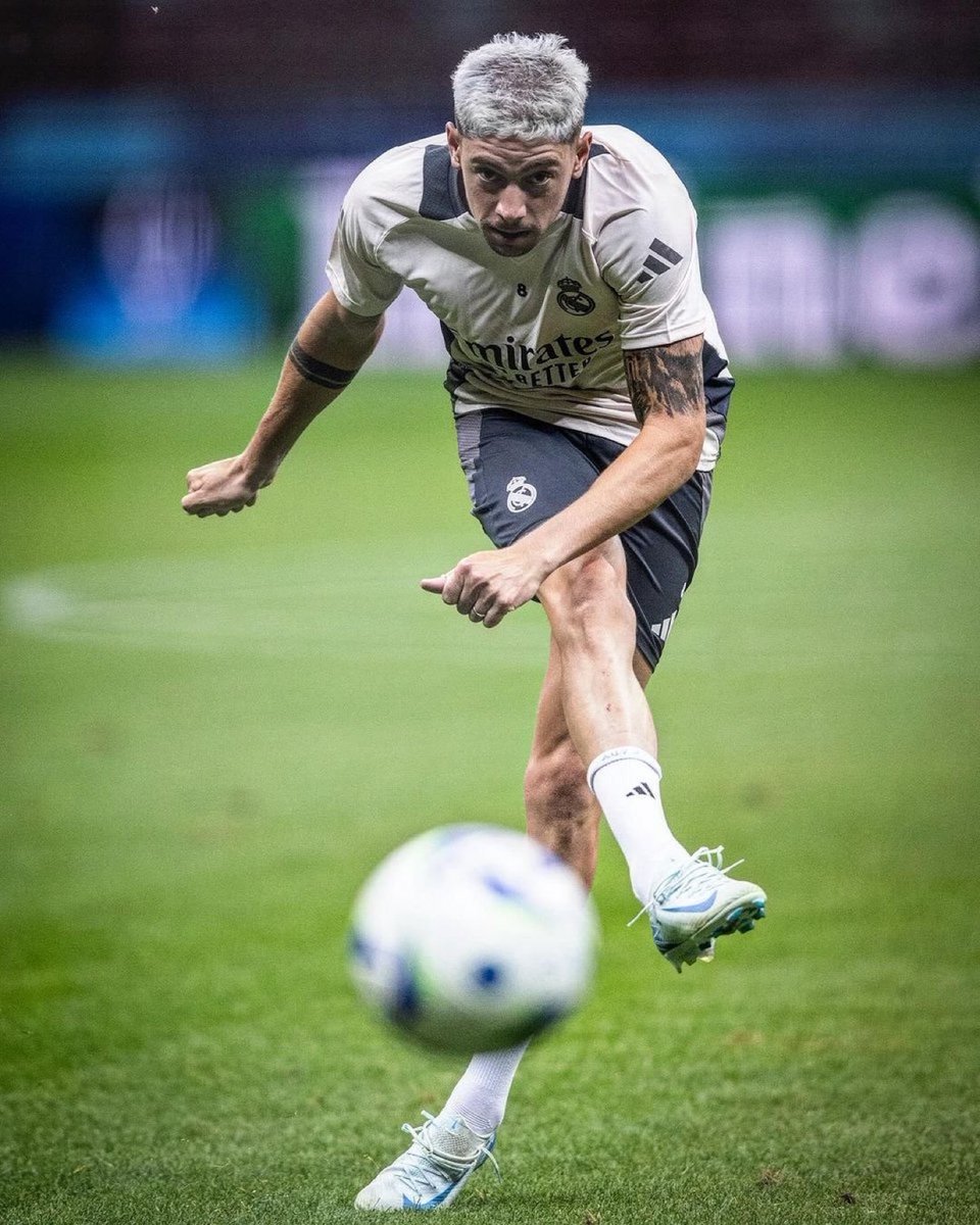 theMadridZone's tweet photo. One of the scariest sights in football. 🦅 https://t.co/BS3J0HC0Ud