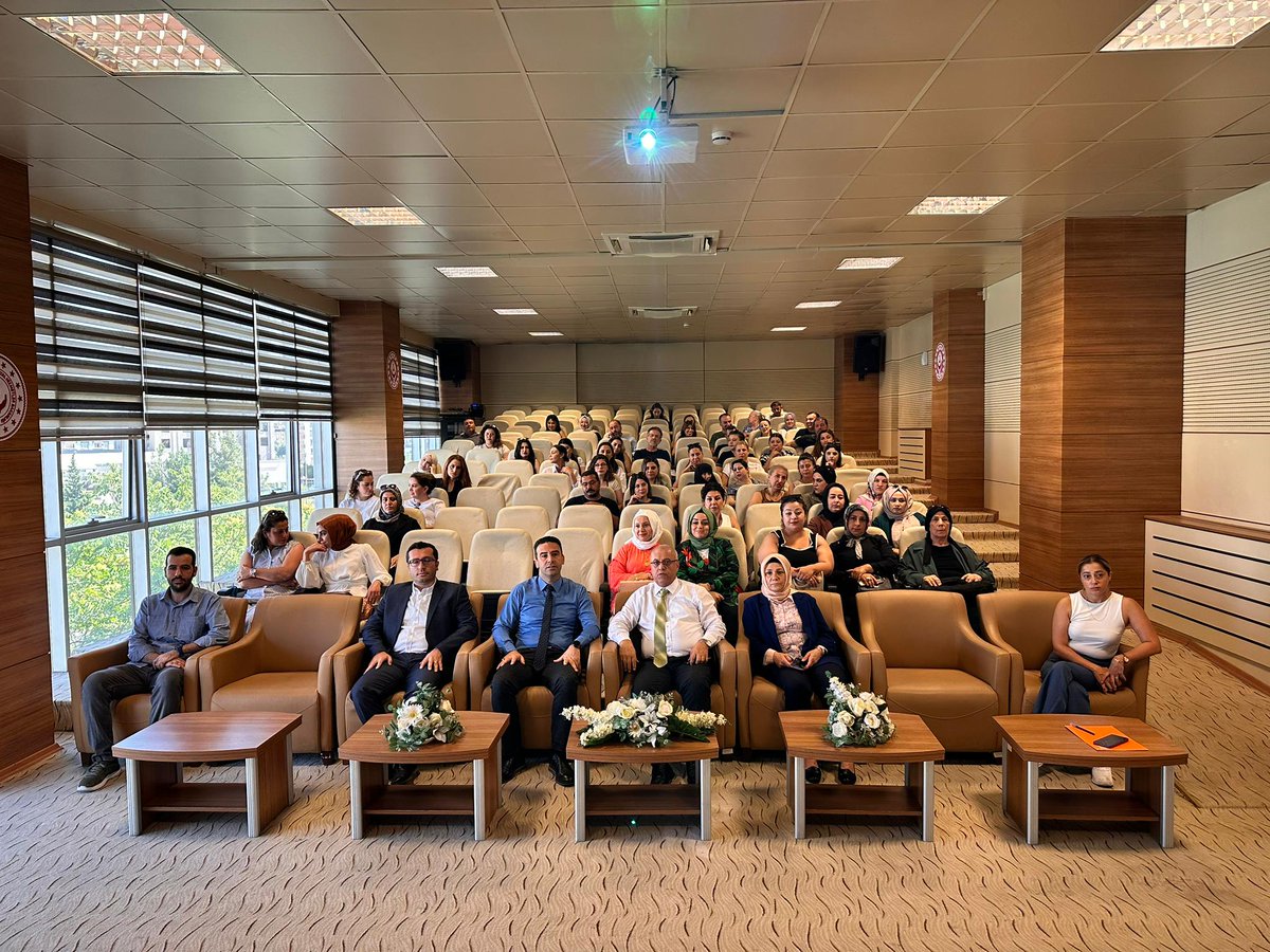 Gaziantepashim's tweet photo. İl Müdürümüz Sayın Umut Zeybek'in katılımıyla Kreş, Gündüz Bakımevi ve Çocuk Kulüplerine yönelik düzenlenen programda Gaziantep Üniversitesinden Sayın Doç.Dr. Mehmet Karadağ tarafından II. Otizm Eylem Planı kapsamında Otizm Spektrum Bozukluğu eğitimi düzenlendi. https://t.co/gyTErsy0hC