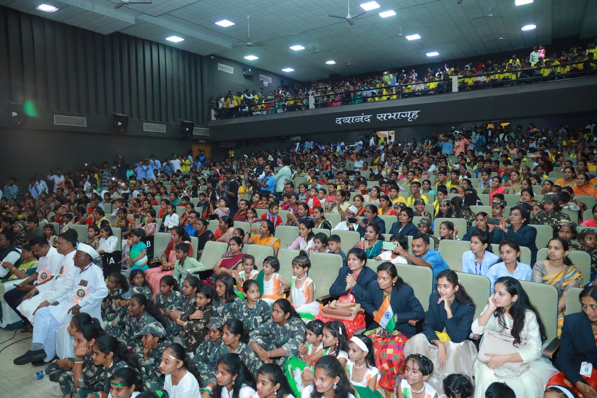 Infolatur's tweet photo. #हर_घर_तिरंगा_अभियान अंतर्गत स्वातंत्र्य दिनाच्या पूर्वसंध्येला दयानंद सभागृहात सांस्कृतिक कार्यक्रमाचे आयोजन करण्यात आले होते. #लातूर जिल्हा परिषद आणि साने गुरुजी शैक्षणिक संकुल यांच्या विद्यमाने आयोजित या कार्यक्रमाचे उद्घाटन जिल्हाधिकारी @Iasvarshathakur यांच्या हस्ते झाले. https://t.co/PW5x63Br0J