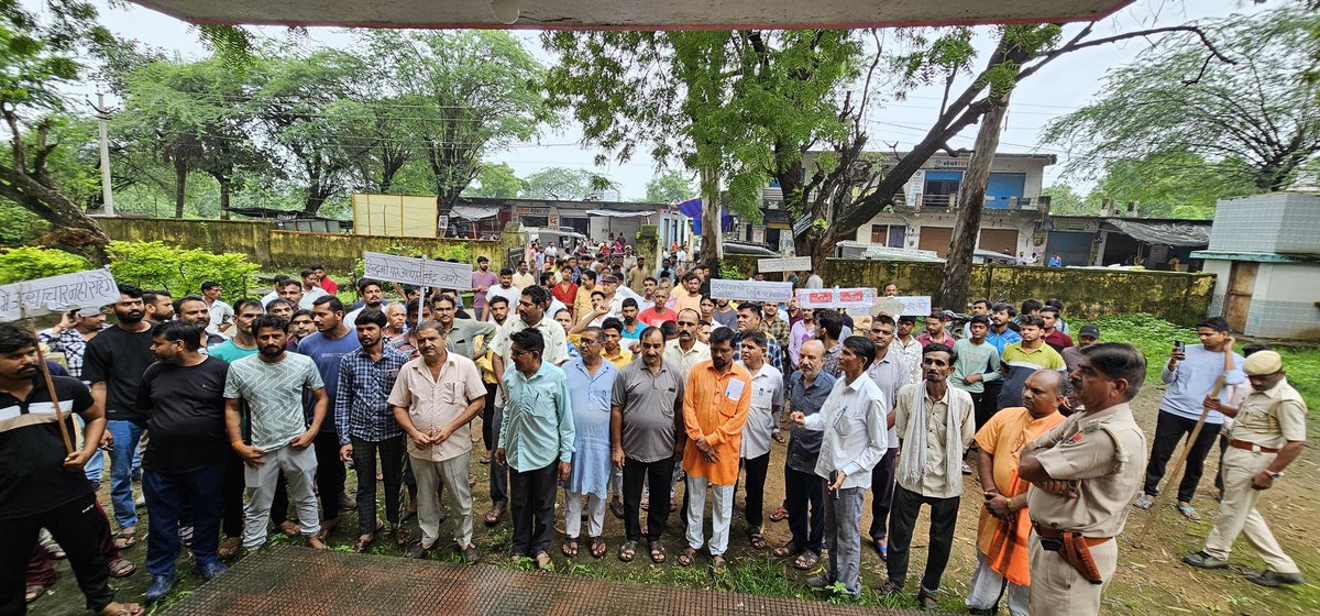 ChittorVSK's tweet photo. कोटड़ा में प्रदर्शन, हिन्दु मानवाधिकार रक्षा करने की मांग
हिन्दु समाज कोटड़ा ने बांग्लादेश में हिन्दुओं पर हो रहे अत्याचारों का विरोध किया।
#AllEyesOnBangladeshiHindus #Kotda #Udaipur https://t.co/PfCjxxVxyG