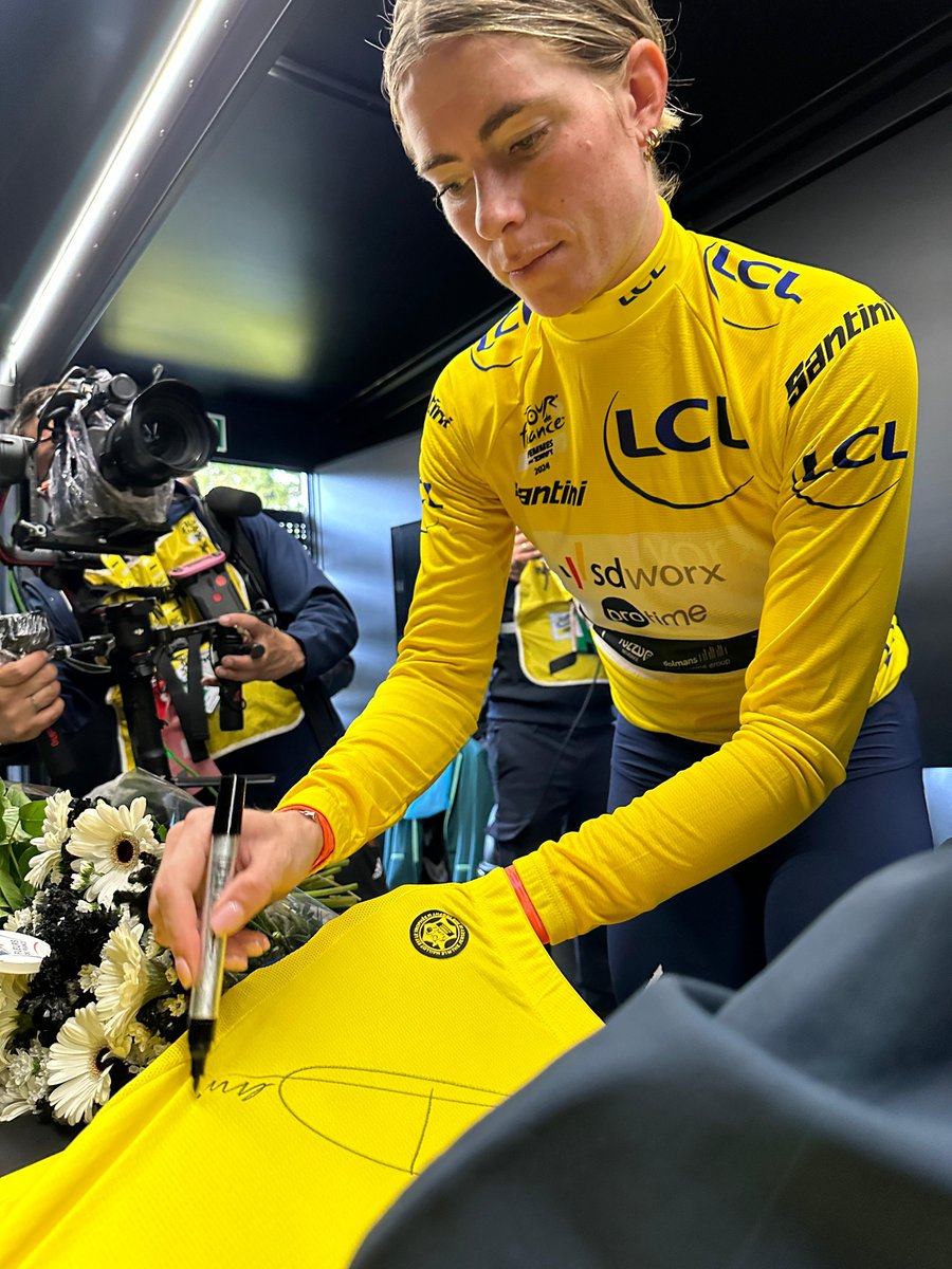 Le Tour de France Femmes avec Zwift (@letourfemmes) on Twitter photo 💛 RT & follow for the chance to win a <a href="/demivollering/">Demi Vollering</a> signed Yellow Jersey with <a href="/SANTINI_SMS/">Santini Cycling</a>
💛 RT & follow pour tenter de gagner un Maillot Jaune dédicacé par <a href="/demivollering/">Demi Vollering</a> avec <a href="/SANTINI_SMS/">Santini Cycling</a>
#TDFF2024 💛 RT & follow for the chance to win a <a href="/demivollering/">Demi Vollering</a> signed Yellow Jersey with <a href="/SANTINI_SMS/">Santini Cycling</a>
💛 RT & follow pour tenter de gagner un Maillot Jaune dédicacé par <a href="/demivollering/">Demi Vollering</a> avec <a href="/SANTINI_SMS/">Santini Cycling</a>
#TDFF2024