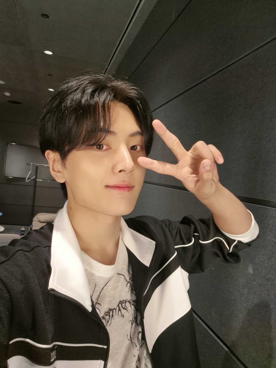 AsiaEnhypen's tweet image. WVRS | 240815

#ENHYPEN_JAY 🌟 wrote a post:

🖤😎

#제이 #ENHYPEN #엔하이픈 @ENHYPEN_members @ENHYPEN