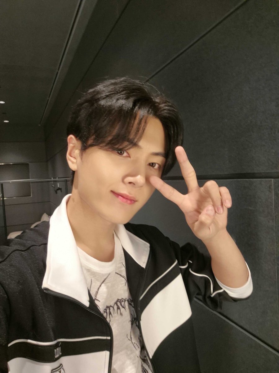 AsiaEnhypen's tweet image. WVRS | 240815

#ENHYPEN_JAY 🌟 wrote a post:

🖤😎

#제이 #ENHYPEN #엔하이픈 @ENHYPEN_members @ENHYPEN