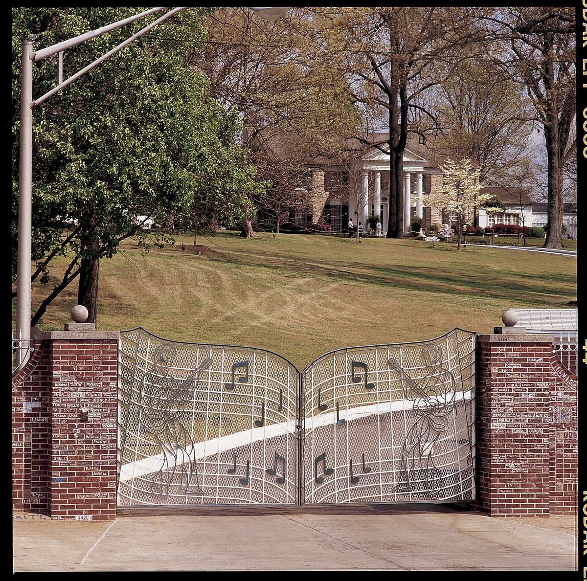 ElvisPresley's tweet photo. The famous Graceland gates, adorned with musical notes, were designed to represent Elvis's love for music. They were installed in April 1957.

#ElvisPresley #Icon #Graceland #GracelandGates #ElvisHome #ElvisStyle #GracelandDecor https://t.co/84pugihnZ1