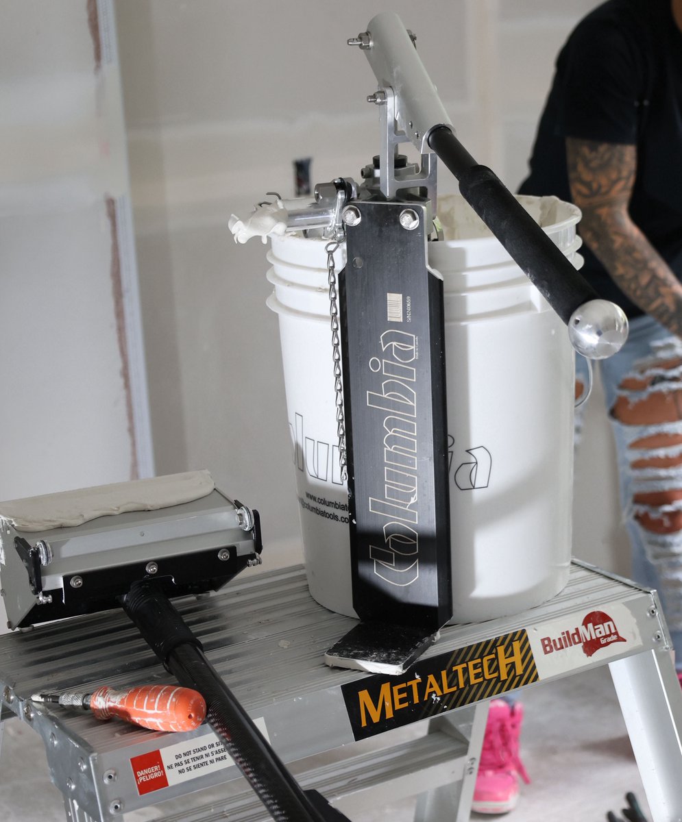 ColumbiaTools's tweet photo. Name a better duo... I'll wait 🙌

#columbiatools #columbiatapingtools #drywall #drywalltools #drywallers #drywallfinisher #mudpump #pumpmonth https://t.co/TqS4OjFurn