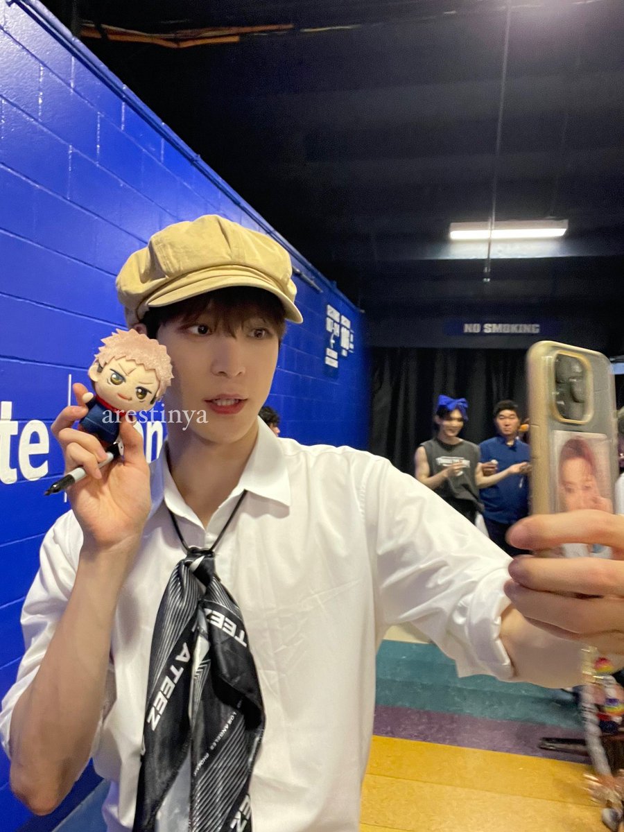 arestinya's tweet photo. i forgot live photos are a thing so here's an extra cheek squish 🥺 also another angle courtesy of @/forgetyeonot 🙏
#ATEEZ #ATEEZinChicago #YUNHO #윤호 https://t.co/dkQ6jgCt4a