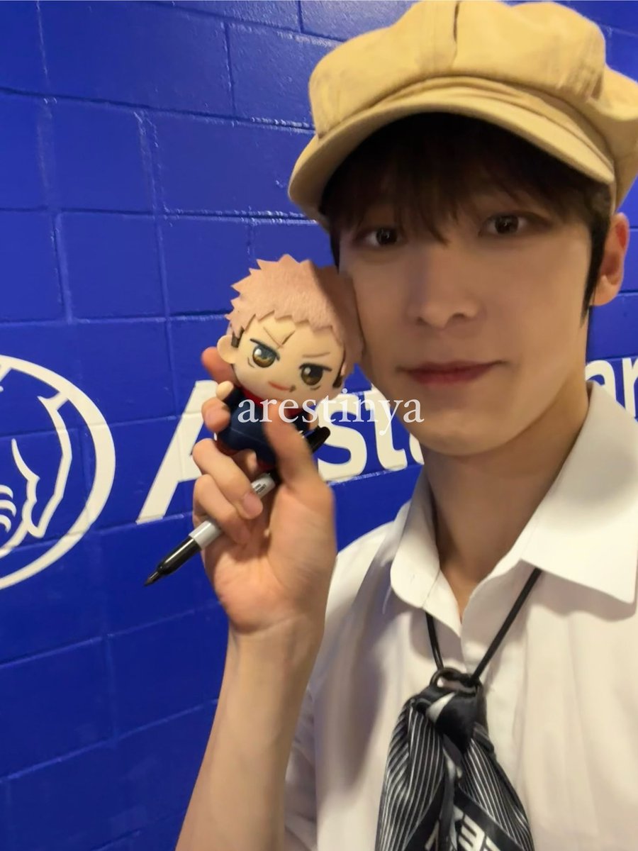 arestinya's tweet photo. i forgot live photos are a thing so here's an extra cheek squish 🥺 also another angle courtesy of @/forgetyeonot 🙏
#ATEEZ #ATEEZinChicago #YUNHO #윤호 https://t.co/dkQ6jgCt4a