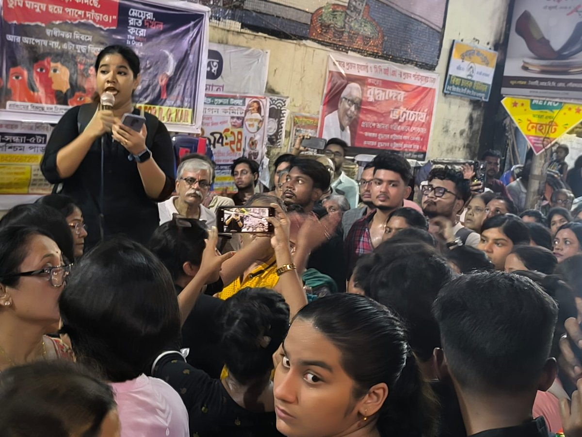 Dipankar_cpiml's tweet photo. #ReclaimTheNight idea has struck a massive chord in West Bengal. These photos are from Naihati around 8 PM. As the night grows the crowd is only expected to swell. A collective affirmation of women's freedom is the most reassuring way of ushering in India's #IndependenceDay2024 https://t.co/MDfPzcXr2R