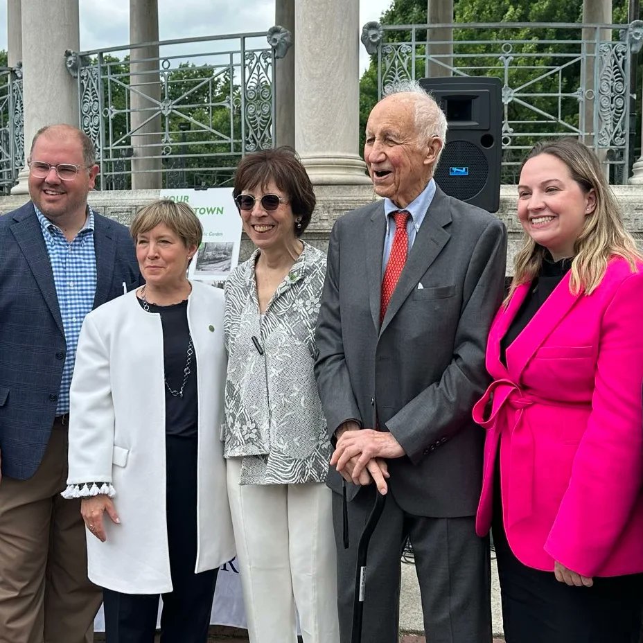 Sharon Durkan (@rondurk) on Twitter photo Absolutely devastated about the loss of Henry Lee. His love for our parks, dedication and follow through were unmatched. Earlier this year, we celebrated the founding of the Henry Lee Fund for Boston Parks. To a dear friend of Boston Parks, rest in peace. 🕊️ <a href="/FOPG/">Friends of the Public Garden</a> Absolutely devastated about the loss of Henry Lee. His love for our parks, dedication and follow through were unmatched. Earlier this year, we celebrated the founding of the Henry Lee Fund for Boston Parks. To a dear friend of Boston Parks, rest in peace. 🕊️ <a href="/FOPG/">Friends of the Public Garden</a>