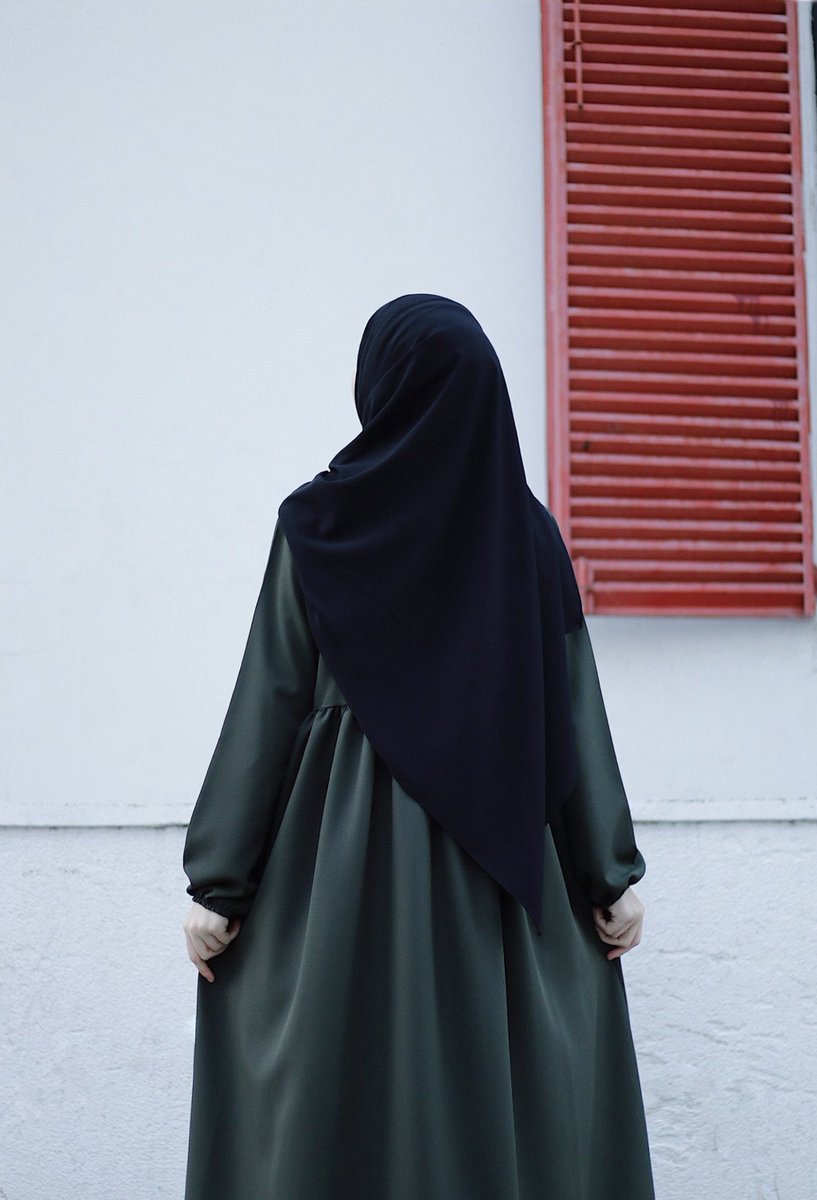 Siyahın asilliği ✨

Medine İpeği Şal Siyah 🖤

raqqaofficial.com/urun/medine-ip…