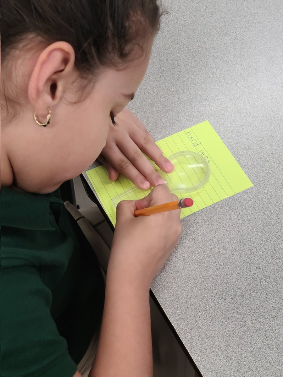 Mrs. Boone's first graders at Mort Elementarry learn how to use a hand lens to make observations. @wearehaest <a href="/HCPSElemScience/">HCPSElemScience</a>
