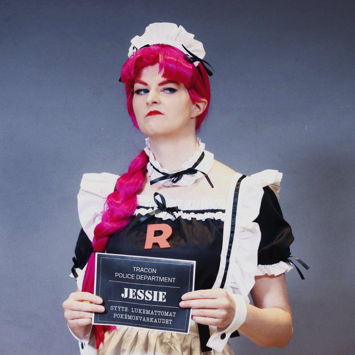 Rakettiryhmä pyydettiin syömään kakkua, mutta 🍰 olikin valhetta virkavallan toimesta! PÖYRISTYTTÄVÄÄ. 😤

Jessie &amp; James tarjoilevat makeampaa kakkua asiakkaille Traconin Cafe Hanamissa P̶i̶k̶a̶c̶h̶u̶p̶a̶l̶k̶a̶l̶l̶a̶. 🚀✨️

💕 #cafehanami #tracon #meidokahvila 💕