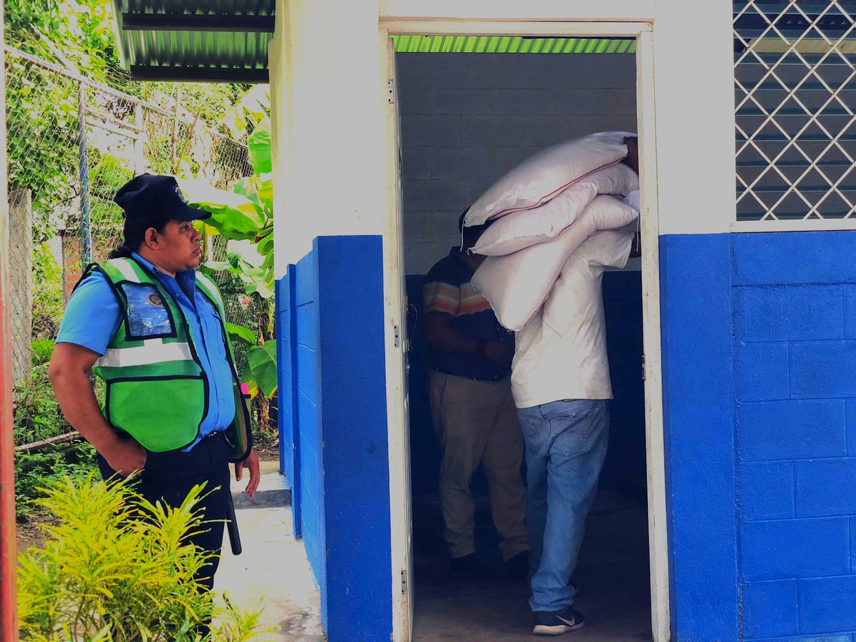 Sin merienda escolar, las horas de clase se alargan y el aprendizaje se debilita, como una flor que carece del agua que la hace florecer.
Llega a nuestro municipio la tercera distribución de la merienda escolar, luego será distribuida a todos los centros educativos