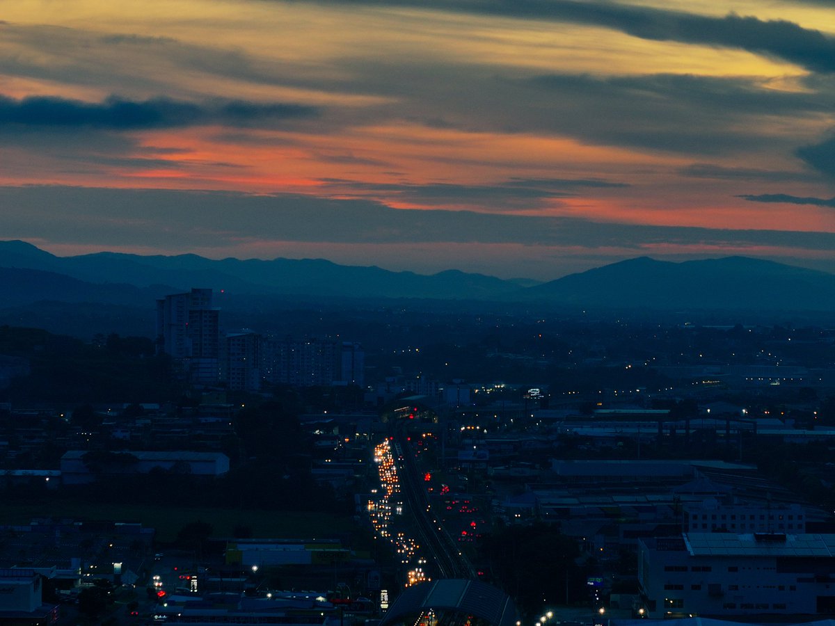 Amanecer en la ciudad de Panamá. Rotonda de la Roosvelt, Vía Tocumen. Para la Edición Matutina de <a href="/TReporta/">Telemetro Reporta</a>. <a href="/DJIGlobal/">DJI</a> Mavic 3 Pro.
