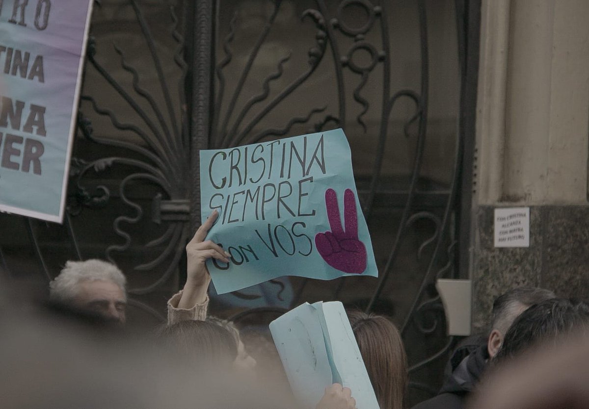 Peronismociudad's tweet photo. #Hoy acompañamos y apoyamos a @CFKArgentina en su declaración en el juicio por el intento de asesinato.

Exigimos que se investigue no solo a los autores materiales, sino también a los intelectuales y a quienes lo financiaron. 

Queremos justicia. No al #PactoDeImpunidad. https://t.co/yWAYNpU8AD