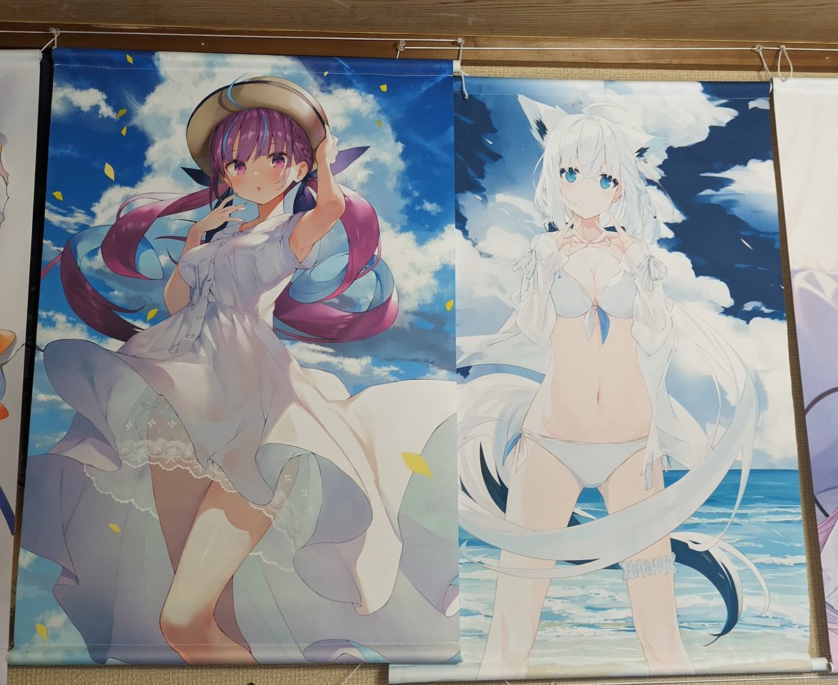 湊あくあ ,白上フブキ 「あくたんのタペストリー飾ってたら、フブちゃんのタペストリーと融合して、なんかいい」|はっちー🐝🏮👯👾のイラスト