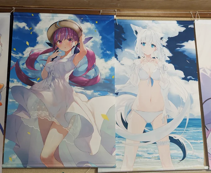 あくたんのタペストリー飾ってたら、フブちゃんのタペストリーと融合して、なんかいい感じになった 
