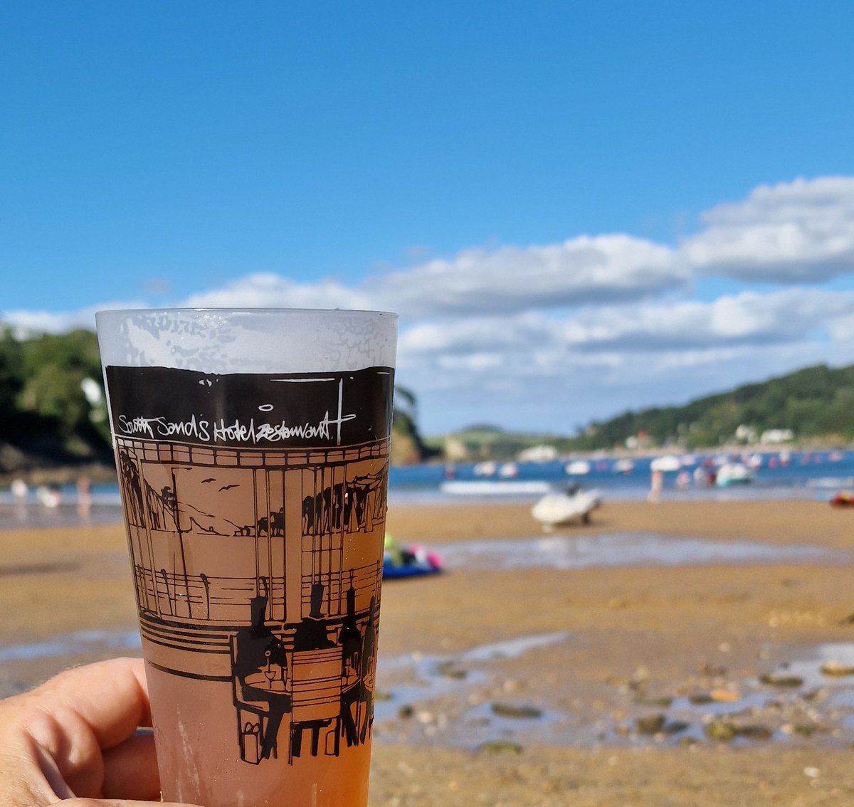 Cheers me dears
from <a href="/SouthSandsHotel/">South Sands Hotel</a> 😘
Sunset beers from <a href="/SouthHamsBrew/">South Hams Brewery</a> 🍻😋