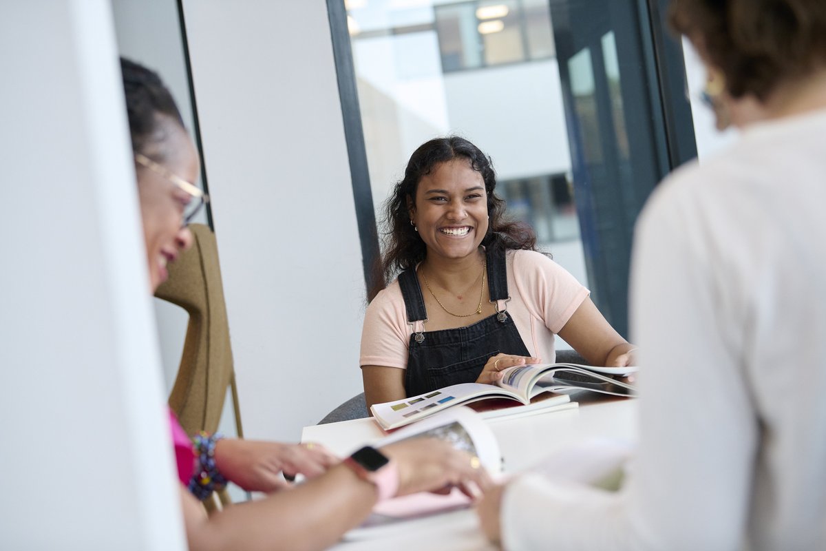 UniWestLondon's tweet photo. 🍀Good luck to all of the students at our local schools expecting their results tomorrow! 🍀 #ALevelResultsDay2024 

@ghsofficial @StCharlesSFC @HarrowHighSch @DormersWellsHS @WestThames @westlondoncol @uxbridgecollege https://t.co/qNCsK1waRu