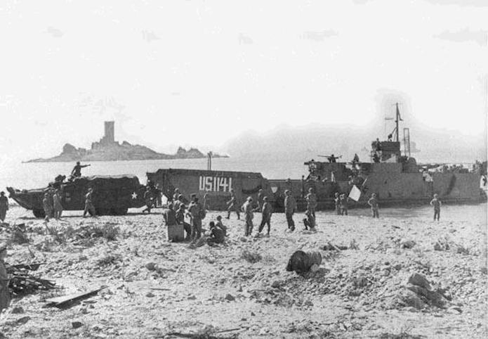 routezerosix's tweet photo. Il y a 80 ans jour pour jour (15 aout 1944) les troupes alliées débarquaient en Provence sur la plage du Dramont (Saint-Raphaël)
#Dramont #Debarquement #Provence #SaintRaphael #AlpesMaritimes #CotedAzur #FrenchRiviera #RegionSud @VilleStRaphael https://t.co/6JS6DuiWiu