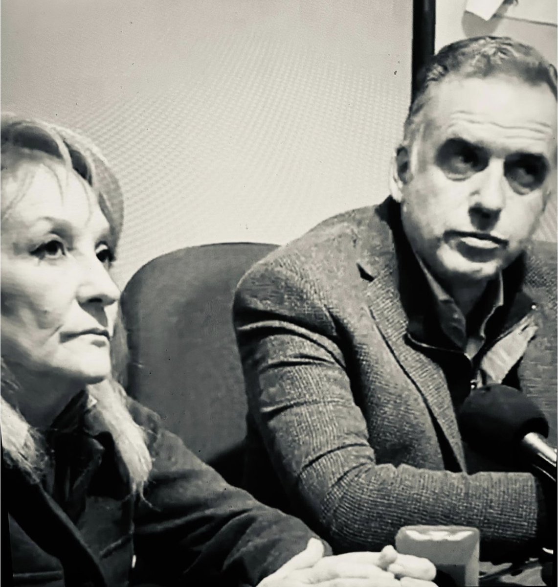 Alfredolara29's tweet photo. Jinetes del apocalipsis
El Frente Amplio gobernó Uruguay durante 15 años a nivel nacional con mayorías absolutas, así como gobierna las intendencias de Montevideo y Canelones, con mayorías especiales, desde hace 34 y 19 años. Entre el PIT CNT y el Frente, más decenas de satélites de organizaciones diversas, dejaron una sociedad lumpenizada, con un consumo de drogas y alcohol nunca antes visto en la historia. Una violencia social y una criminalidad récord, con pérdida de valores éticos, morales y culturales que alteró, la convivencia y el relacionamiento de la población.
Quince años de doble discurso, de derroche de los recursos económicos de los uruguayos en proyectos fracasados, que enriquecieron a algunos y endeudaron al país a niveles insólitos.
En el mismo estilo de los kirchneristas, la izquierda vernácula, con múltiples casos de corrupción y condenas judiciales, ahora pretende culpar a un gobierno que lleva 4 años y medio de gestión (con pandemia, guerra y sequía) de la herencia que ellos dejaron y la falta de responsabilidad institucional que han tenido en la oposición, desde antes de dejar el gobierno.
Si tendrán deslealtad con las instituciones, con la República y la democracia, que ahora se les ocurrió que hay que derogar el sistema previsional de AFAPS, con el que convivieron durante sus 15 años de gobierno sin decir ni una sola palabra.
Lo mismo hicieron con todas las grandes reformas que aprobaron blancos y colorados en años anteriores: ley forestal, ley de puertos, marco regulatorio energético de UTE, reforma educativa, acuerdo de inversiones con Finlandia que posibilitó la inversión de UPM, y tantas otras que no derogaron cuando tuvieron la mayoría absoluta y utilizaron para gobernar sin manifestar la oposición que habían tenido antes.
Es un "modus operandi" que vuelven a utilizar y que demuestra la ausencia de argumentos, de imaginación y creatividad en la acción política.
En contra de la libertad responsable durante la pandemia y a favor de las vacunas rusas (que fueron una catástrofe en Argentina), en contra de la LUC con mentiras descabelladas, en contra de la reforma del sistema de la seguridad social, cuando ellos mismos habían expresado que había que subir la edad jubilatoria y no lo hicieron por miedo a perder votos.
Siempre en contra de los progresos que han hecho avanzar al país y a favor de postulados antiguos y perimidos de la década del 60 que lo único que provocaron fue la fractura social y la dictadura.
Sus "grandes logros" han perjudicado la calidad de la democracia uruguaya, lo cual se advierte con claridad en su infiltración política en la justicia, en la enseñanza,  en el periodismo, en el desmantelamiento de la verdadera cultura y en la pauperización del pensamiento nacional.
No están en condiciones de gobernar, ni siquiera dieron la talla de ser una oposición responsable y leal con las instituciones. Carecen de líderes positivos, honestos en sus convicciones y preparados intelectualmente para conducir un país y su gente.
Como un barco a la deriva en el medio del océano, la izquierda uruguaya apela, desesperada, al asesoramiento del ultraizquierdista español, Pablo Iglesias (un fracaso político estrepitoso en su país), para realizar campañas llenas de falsedades en las redes sociales, pretendiendo descalificar e insultar a los que piensan diferente.
Por si fuera poco, es una izquierda que, cuando gobernó no sacudió las raíces de los árboles como anunció, ni inició la "revolución" que proclamó a los gritos en sus discursos de barricada durante décadas.
En los 15 años de conducir la cosa pública esa izquierda burguesa del "status quo"  mantuvo una continuidad en las grandes líneas de funcionamiento del país. Pero se destacó por la corrupción, la persecución a los que pensaban diferente, la falta de transparencia en el uso de los recursos públicos, el clientelismo y la "invasión" de amigos, parientes y  militantes en cargos del Estado.
La quiebra de la ANCAP de Sendic y el ALUR de De León; el derroche interminable de Cosse en el ANTEL Arena; la farsa de Gas Sayago con la rosca brasileña de Lula; el Envidrio del compañero de Mujica, Daniel Placeres; el Banco República de Fernando Calloia; el cierre de PLUNA y el negocio frustrado con López Mena; el Ministerio de Economía de Fernando Lorenzo; el puerto de Montevideo y los "arreglos" de los tupa con Montecon; los millonarios negocios con Venezuela que nunca quisieron investigar; ASSE, las ambulancias y los "enjuagues"  de sus jerarcas comunistas; los"abusos" y las mentiras de los tupas en el Ministerio del Interior; el MIDES clientelista y populista de Marina Arismendi y de Olesker, el economista sin título grado 5 de UDELAR; las persecuciones, los acosos y los acomodos en el Poder Judicial y en la Fiscalía; la empresa pesquera FRIPUR, de un tal Fernández, el amigo de Mujica, que dejó 1000 personas en la calle con total impunidad, y el BROU le prestó 40 millones dólares sin garantía. 
¿En serio la población se ha olvidado de todo esto y mucho más que pasó hace pocos años? 
¿Es la misma gente que hoy habla de honestidad, de hacer las cosas diferentes y de seriedad en el gobierno? 
La izquierda institucionalizó, a través de la enseñanza y cientos de docentes, premios y castigos para promocionar el falso relato de la historia reciente con fines de adoctrinamiento político e indemnizaciones económicas para los que atentaron contra las instituciones y cometieron todo tipo de delitos.
La izquierda reveló, además, una incapacidad sorprendente para abordar los principales problemas del país. Así como una ignorancia profunda sobre las características y las particularidades de cada zona del Uruguay.
Bajo el gobierno de Mujica, la propiedad de la tierra se extranjerizó como nunca antes y la contaminación en las plantaciones de soja con consecuencias nefastas hasta nuestros días, batió todos los récords.
La izquierda es un fenómeno político, esencialmente montevideano, que pretende engañar a los uruguayos del Interior, con artes astutas, sus simulaciones y su  farsa bien elaborada por publicistas burgueses, sobre conocimientos que no tiene y preocupaciones que no existen en su ideario, respecto al progreso y futuro del verdadero motor del desarrollo del país: el campo.
La izquierda mostró, sin sutilezas, una gran negligencia en la gestión administrativa y un derroche sin control ni freno en la ejecución de las obras públicas.
En muchos de sus jerarcas desnudó una gran ambición por el poder, el dinero y una vida de placeres mas emparentada con la burguesía que con el proletariado, tan promocionado en los discursos.
En fin, hipocresía y simulación.
Como conclusión, la izquierda uruguaya fabricó muchos privilegios para sus dirigentes y militantes, pero obtuvo muy magros resultados para el país, junto a la decadencia y el retroceso de Montevideo y Canelones, departamentos que gobiernan desde hace décadas, sin planificación ni suceso.
¿Por qué si Orsi no pudo cambiar ni mejorar Canelones en sus 19 años de gobierno municipal y Cosse no pudo revertir en 4 años los 30 de desastrosas gestiones de sus compañeros en Montevideo, sino que profundizó el desastre, ahora podrían resolver mágicamente los efectos de la devastadora gestión de ellos mismos y sus compañeros en el Uruguay entero durante sus 15 años de gobierno nacional?
No pudo Tabaré Vázquez dos veces, no pudo Mujica, no pudo Astori con todo el respaldo de la "academia" izquierdista, del Montevideo "cultural" y el enorme aparato de prensa militante. 
¿Alguien cree realmente que Orsi y Cosse con Fernando Pereira, Marcelo Abdala y Oscar Andrade como figuras relevantes, tienen alguna posibilidad de hacerlo mejor?