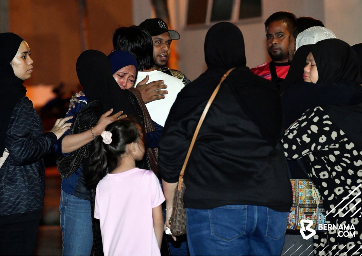 bernamadotcom's tweet photo. Takziah.

Ahli keluarga penyanyi Allahyarham Muhammad Nidza Afham Mokhtar, 23, yang ditemui meninggal dunia di Sungai Klang selepas dilaporkan hilang ketika keluar beriadah, tidak dapat menahan kesedihan semasa tiba di Unit Forensik Hospital Shah Alam Malam ini.

📸 Mohd Asri Saifuddin Mamat | BERNAMA 

#BernamaNews
