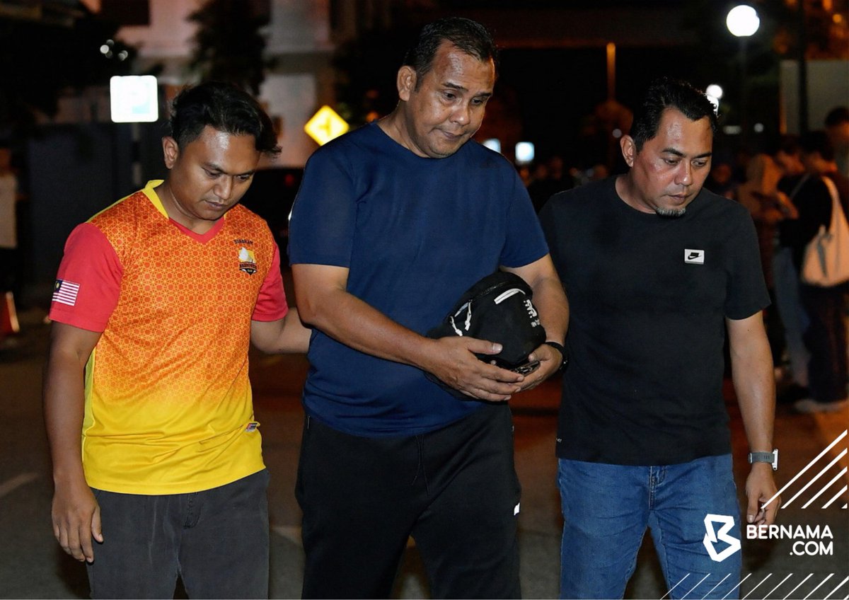 bernamadotcom's tweet photo. Takziah.

Ahli keluarga penyanyi Allahyarham Muhammad Nidza Afham Mokhtar, 23, yang ditemui meninggal dunia di Sungai Klang selepas dilaporkan hilang ketika keluar beriadah, tidak dapat menahan kesedihan semasa tiba di Unit Forensik Hospital Shah Alam Malam ini.

📸 Mohd Asri Saifuddin Mamat | BERNAMA 

#BernamaNews