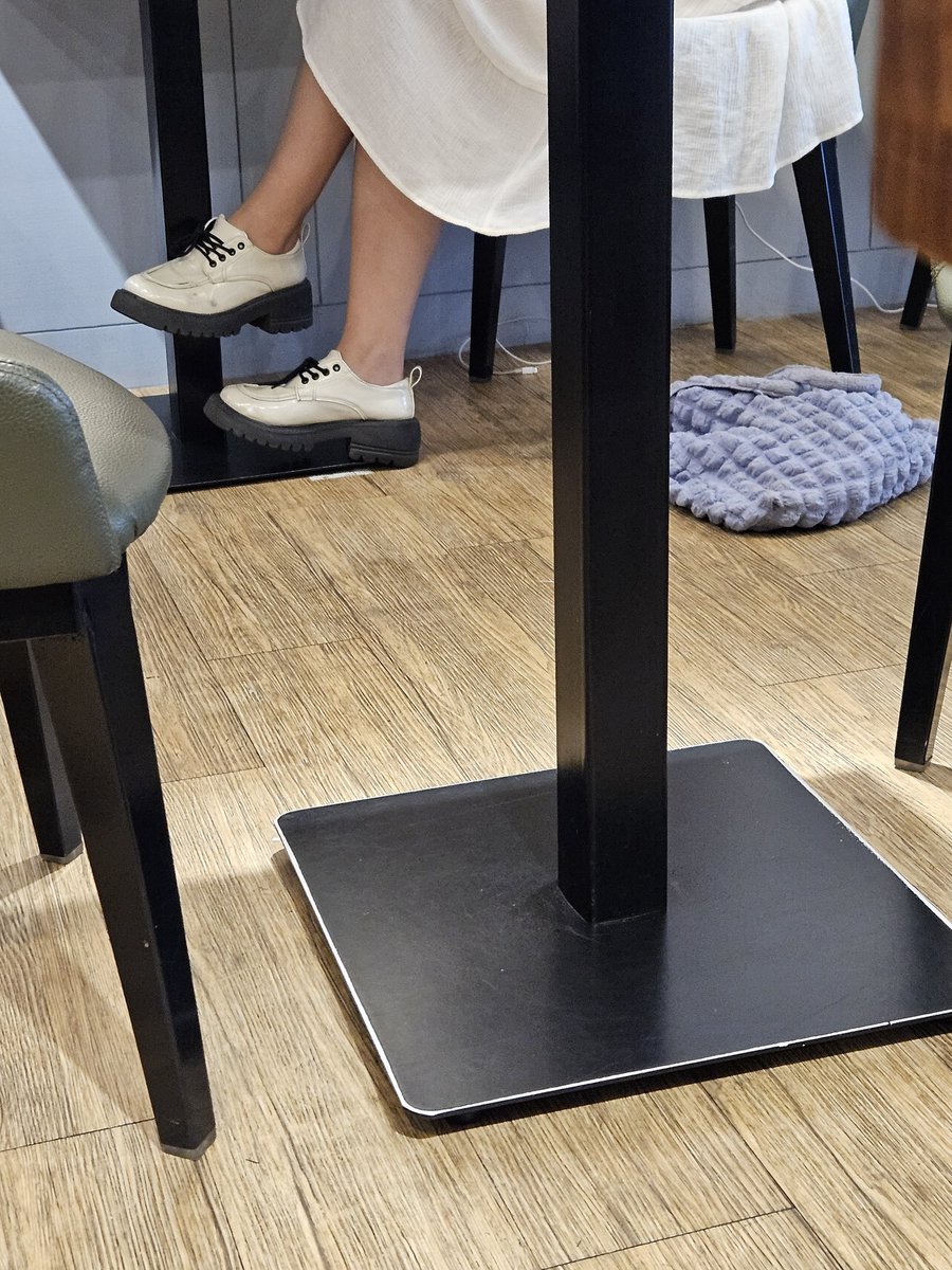 Fang45420382's tweet image. 這種鞋沒穿襪子，味道應該很濃郁😍
#suckless
#不穿襪子
#戀足
#戀鞋
#掃樓